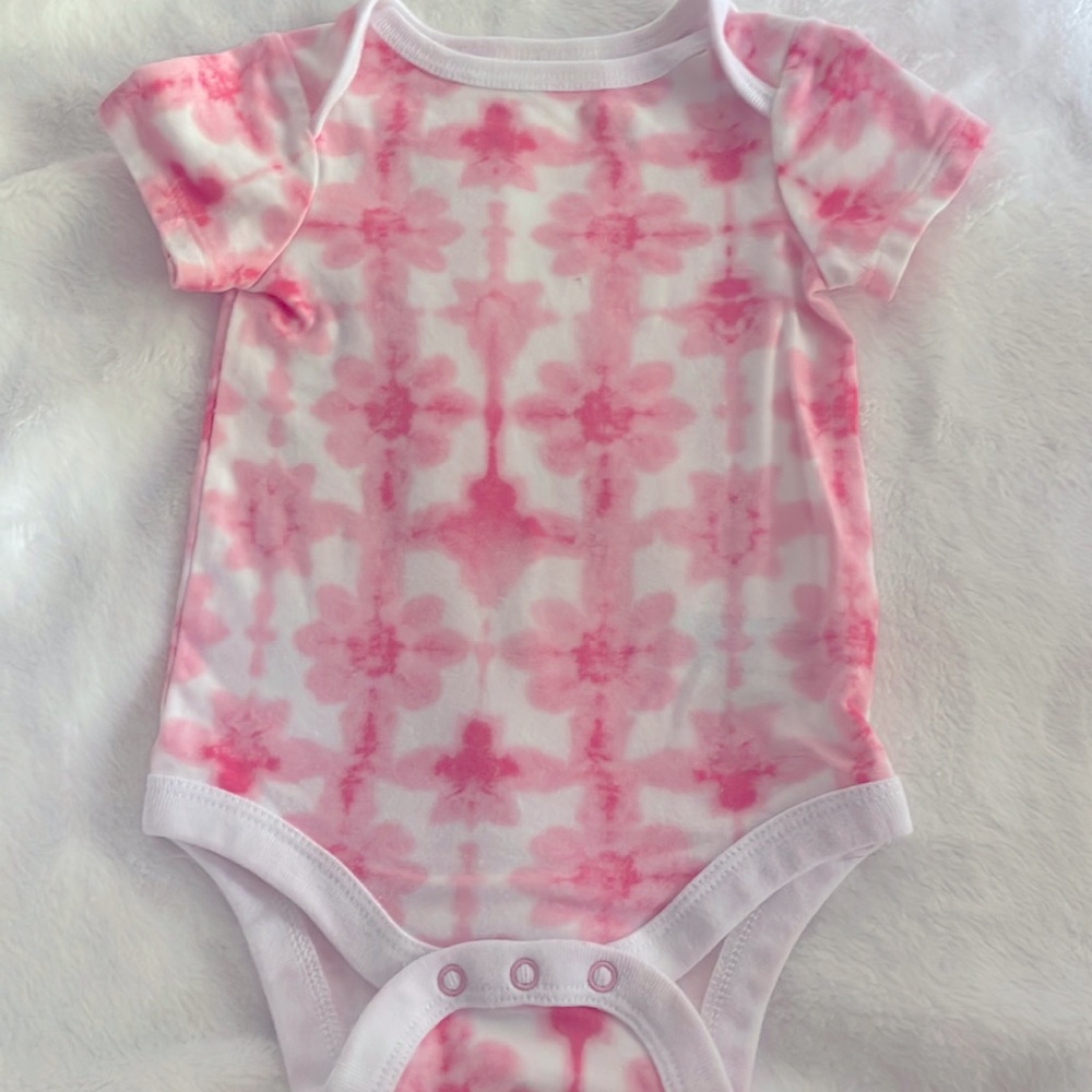 Gently used pink tie dye onesie. Brand:Cat&Jack Size 0-3 months